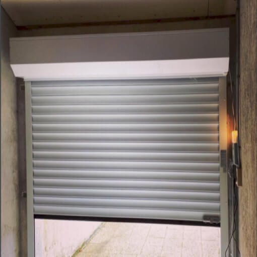 Remplacement d'une porte de garage au Landreau (44) - Avenir Rénovations