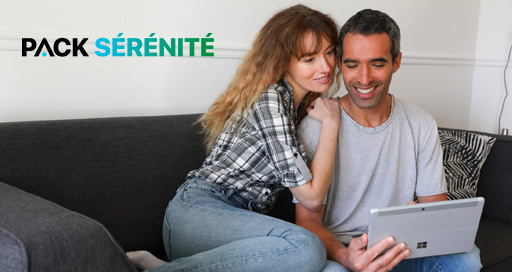Couple qui regarde les avantages du pack sérénité sur leur tablette - Avenir Rénovations