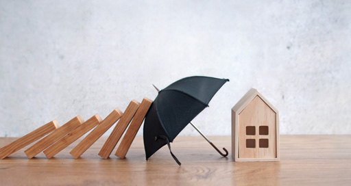 Maison qui est protégé des problèmes par un parapluie - Assurance Avenir Rénovations