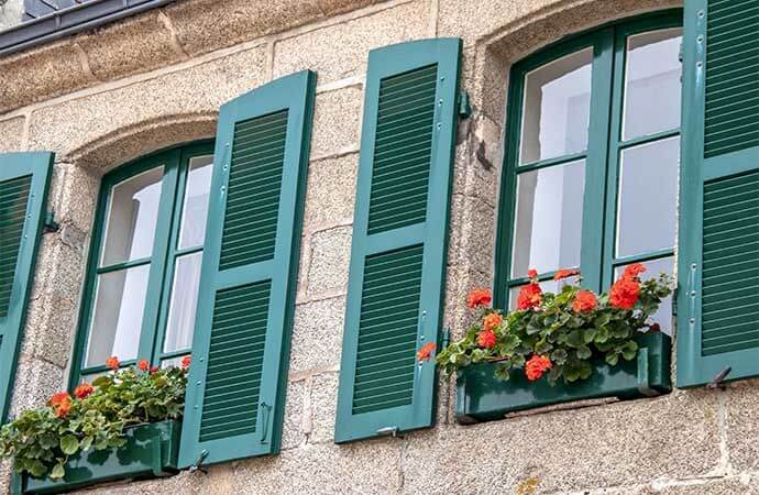 Quels travaux prévoir avant la pose d'un volet en bois ?