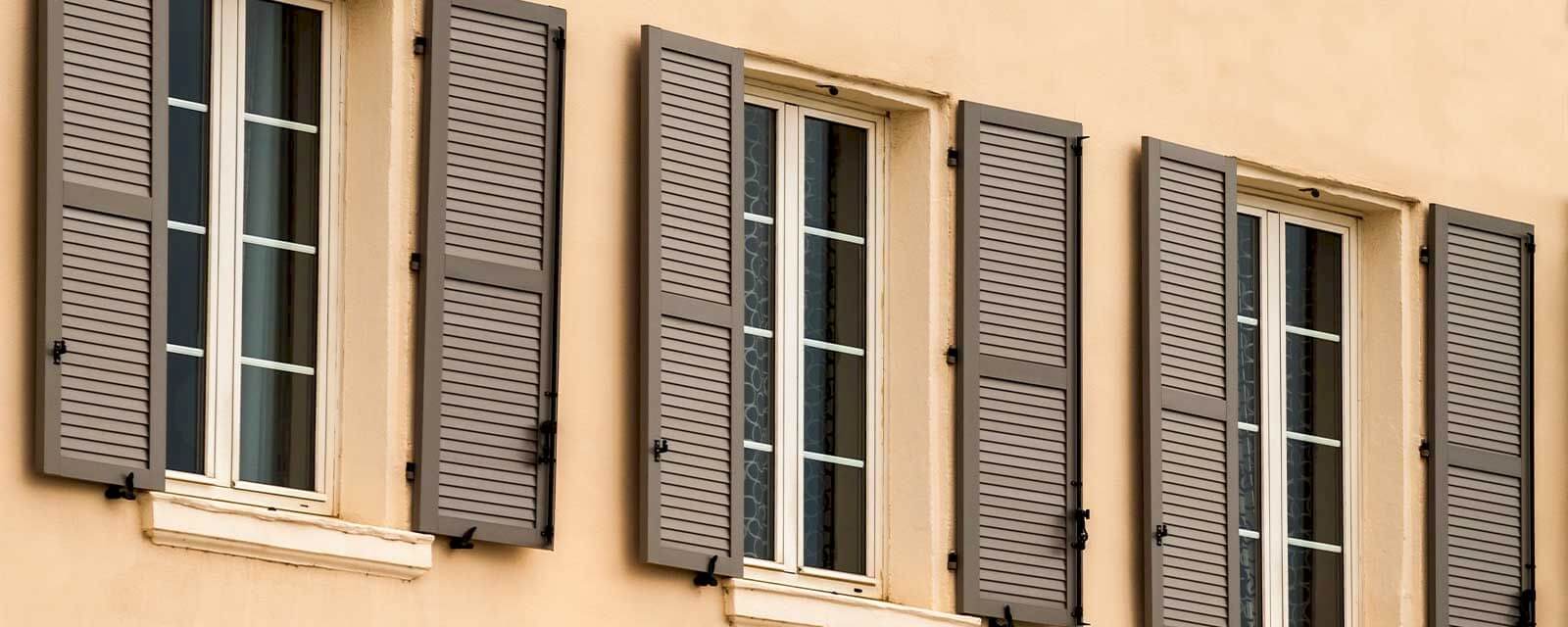 Prix d'un volet en aluminium : tarifs fourniture et pose