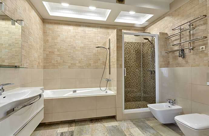 Revêtement mural en salle de bain : ce que notre entreprise de rénovation change vraiment