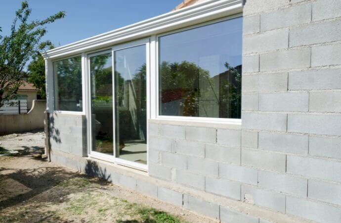 Étape de construction de votre extension avec baie vitrée