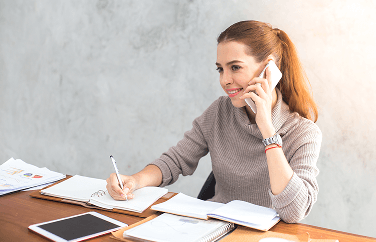 Un responsable administratif (comptabilité et ressources humaines)