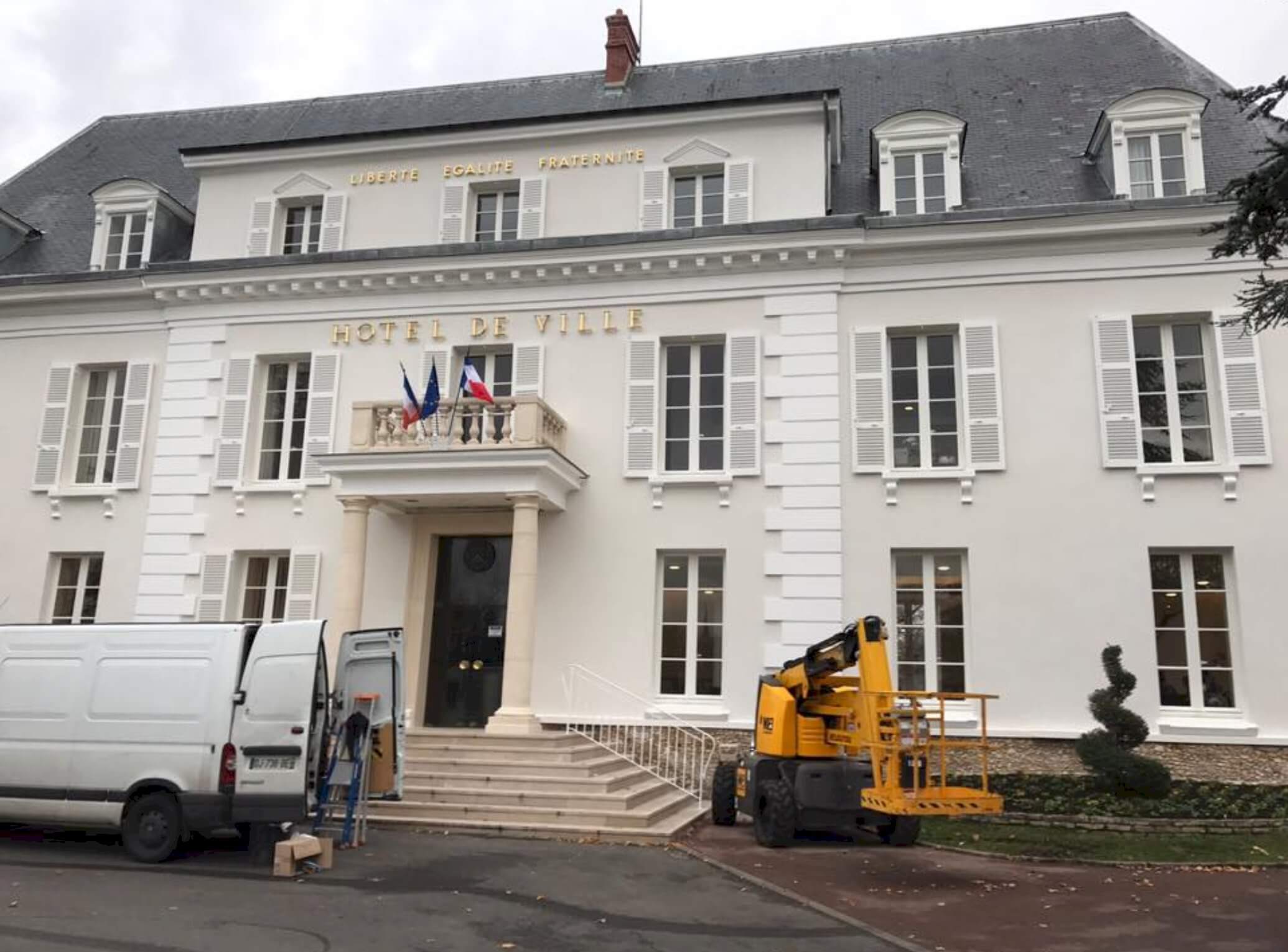 Remplacement de volet battant mairie de Pontault-Combault (77) - Avenir Rénovations
