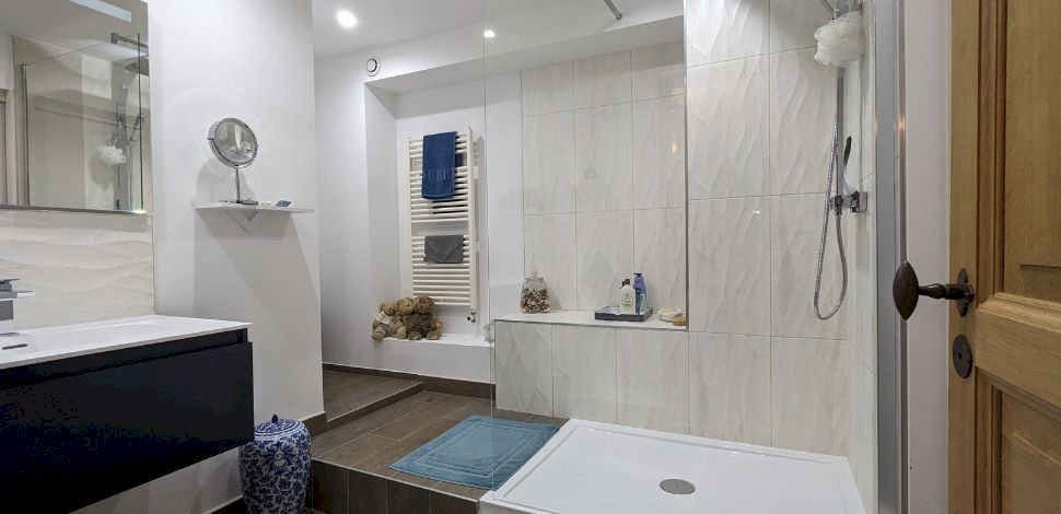 Rénovation complète d’une salle de bains de 8m2 à la Balme-de-Sillingy - Avenir Rénovations