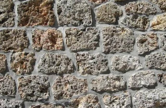 Comment rénover un mur en meulière ?