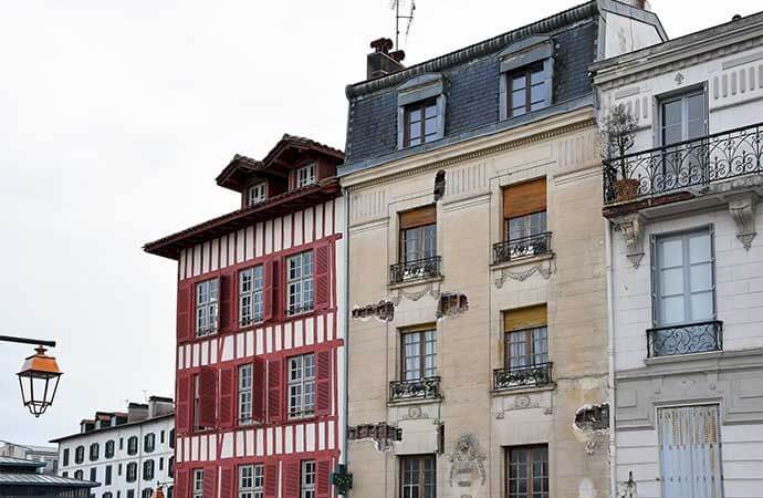 Quels travaux réaliser lors d'une rénovation d'immeuble à Vannes ?